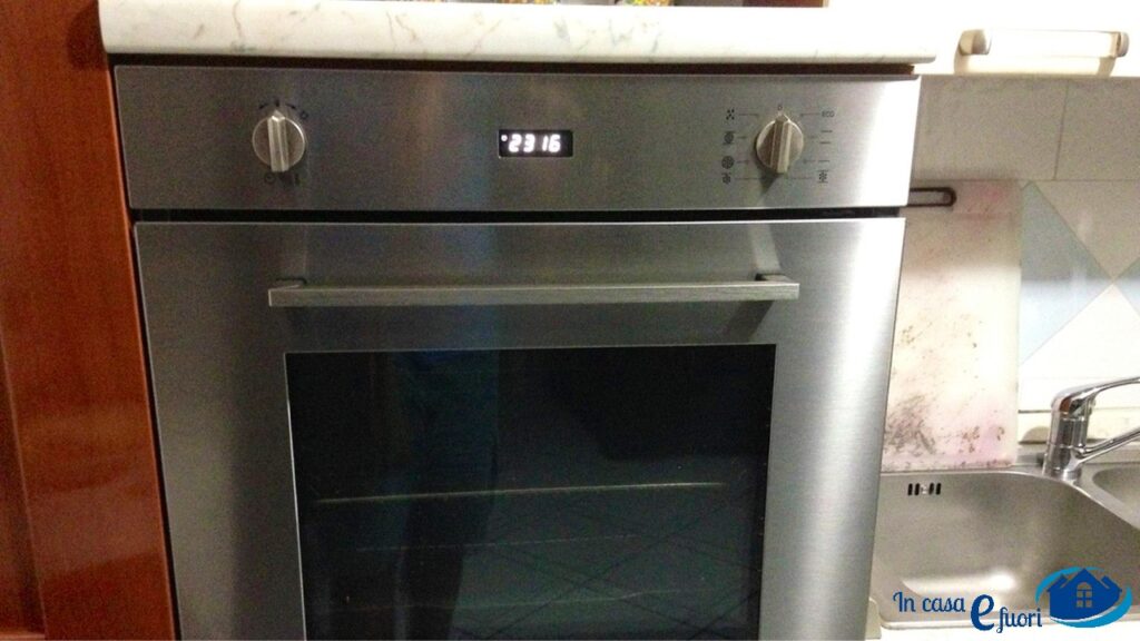 Pulire il forno fa disperare tutti
