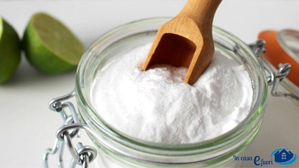 Il bicarbonato di sodio e l'aceto bianco sono perfetti alleati per pulire il forno