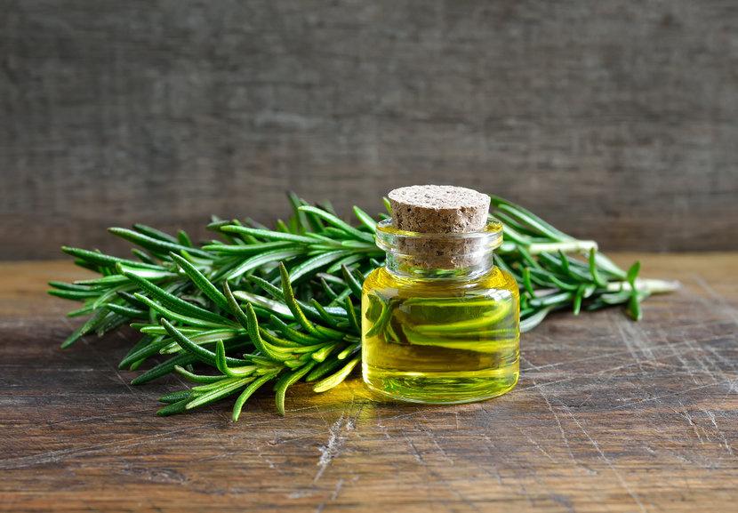L'olio al rosmarino fatto in casa è un ingrediente che dona gusto e benessere alle stelle.