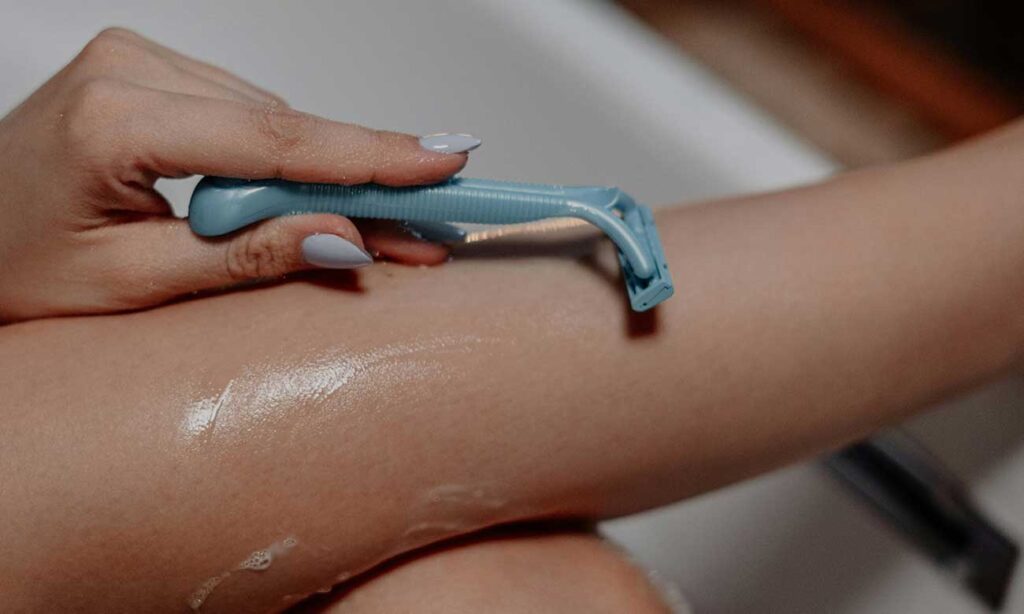 depilazione con il rasoio