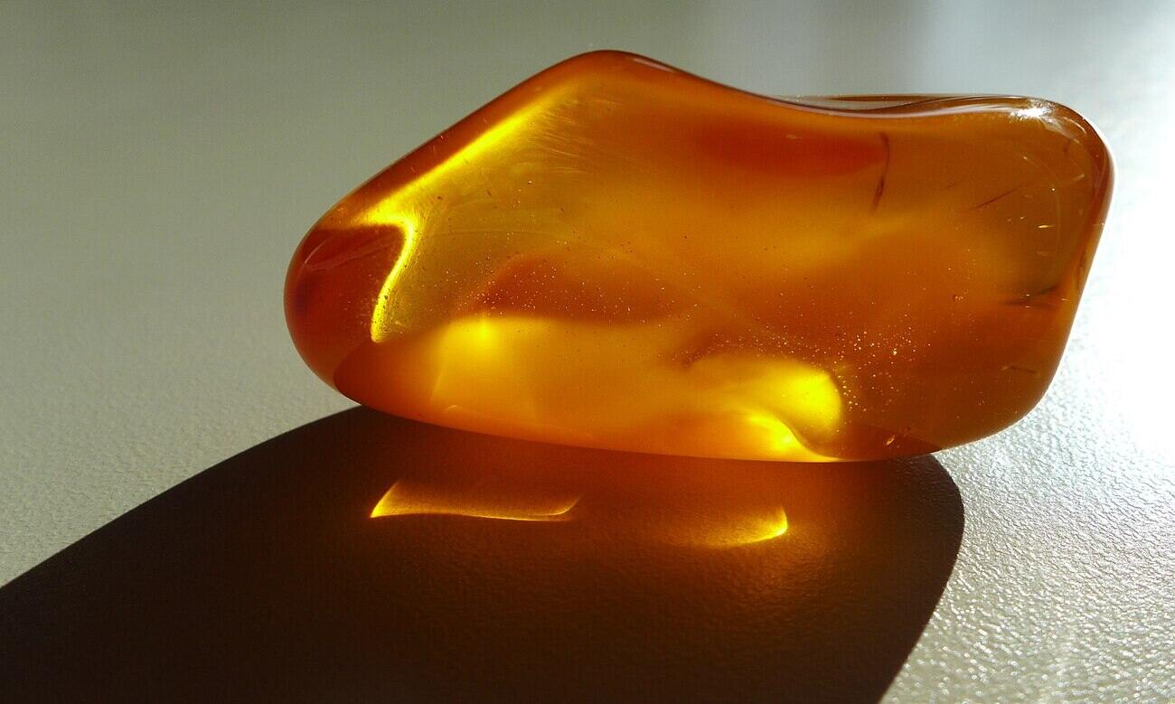 Bernstein mit Fundort Küstensaum Deutsche Bucht. Oxfordian Kissuth - Opera propria (Wikimedia) ambra