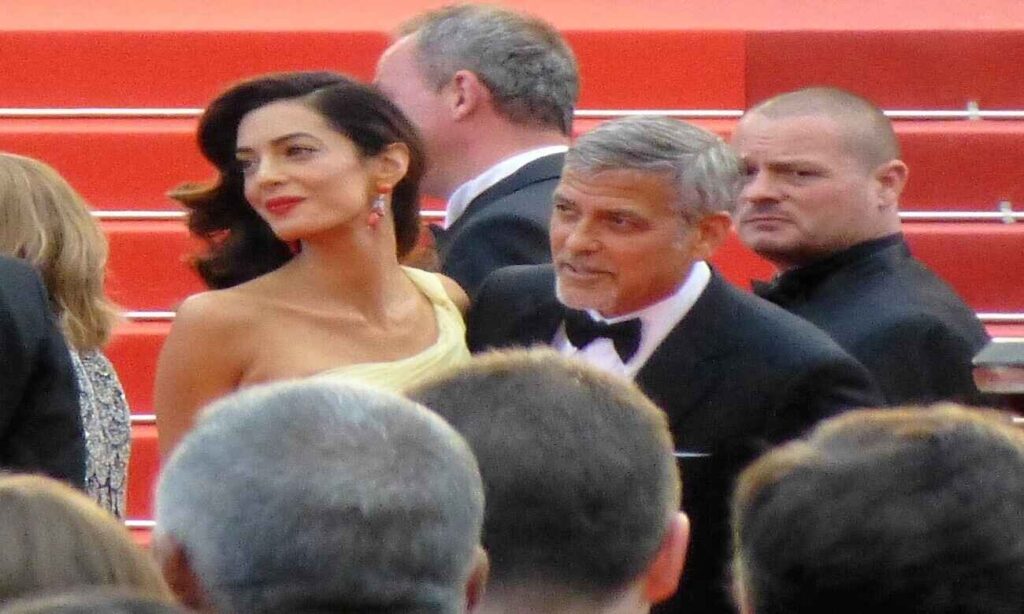 George Clooney e la moglie Amal su red carpet di Cannes nel 2016 (fonte Wikimedia)