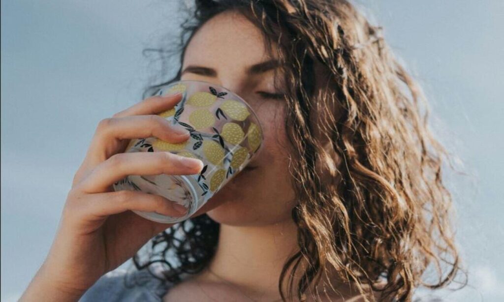 Disidratazione, si contrasta bevendo acqua ma anche riconoscendo alcuni sintomi