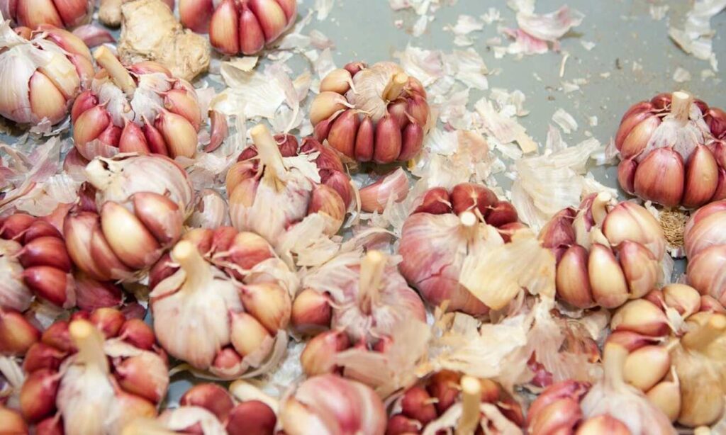 Gli spicchi d'aglio diventano protagonisti di una ricetta dedicata a loro: la preparazione confit, semplice da fare anche in padella. 