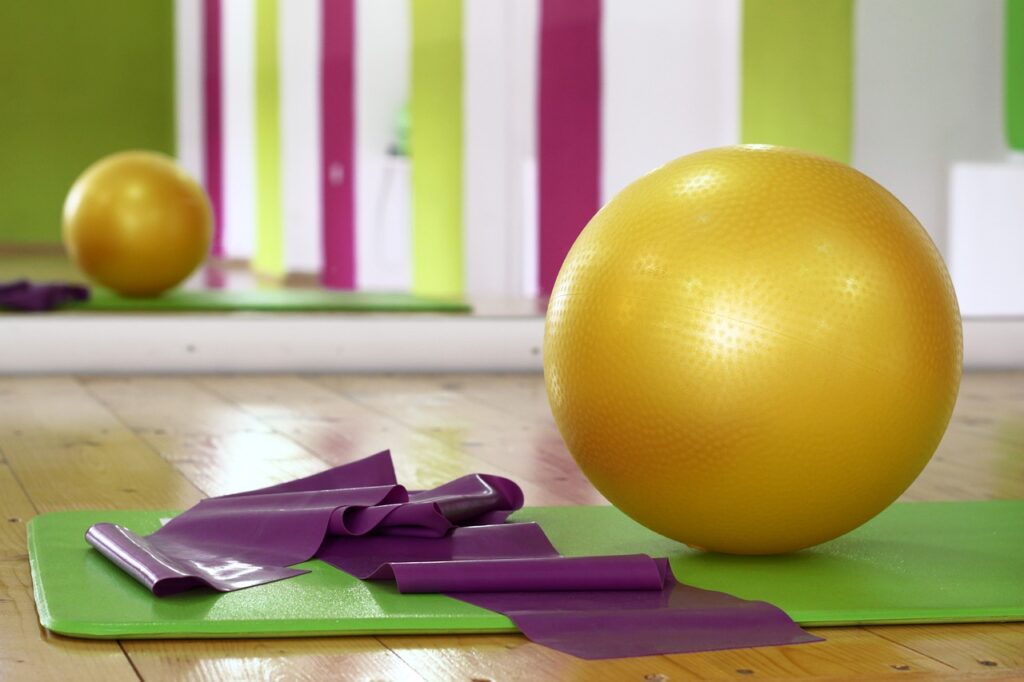 Palla gigante e tappetino sono gli strumenti classici del pilates da palestra. In casa o in ufficio si utilizza semplicemente il muro per fare piccoli allungamenti