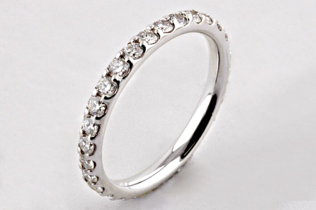 Una fede nuziale con i diamanti