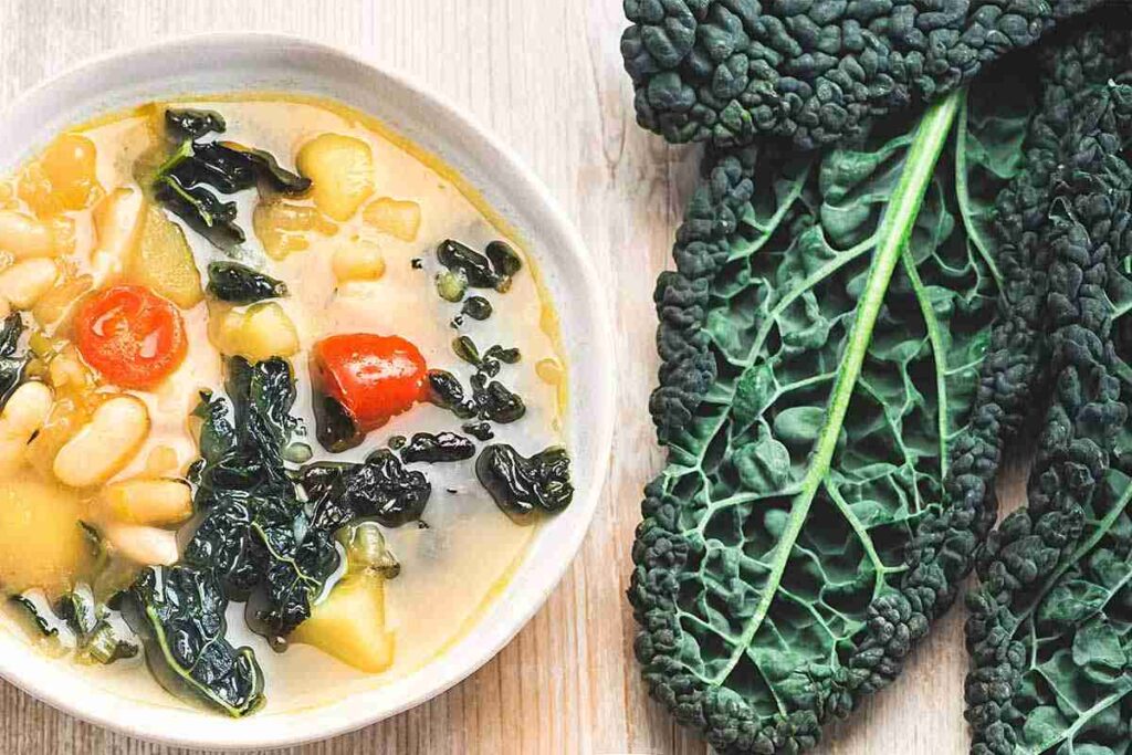 Una zuppa con cavolo nero e legumi vi terrà lontano dall'influenza stagionale