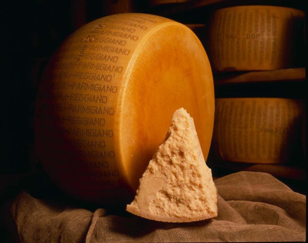 Il parmigiano reggiano è considerato da molti il "re dei formaggi"