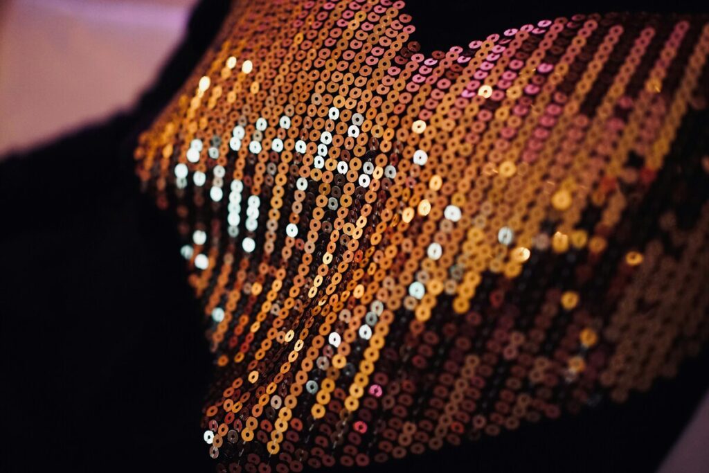 Le paillettes sono sempre le benvenute per soddisfare le esigenze della moda durante le Feste