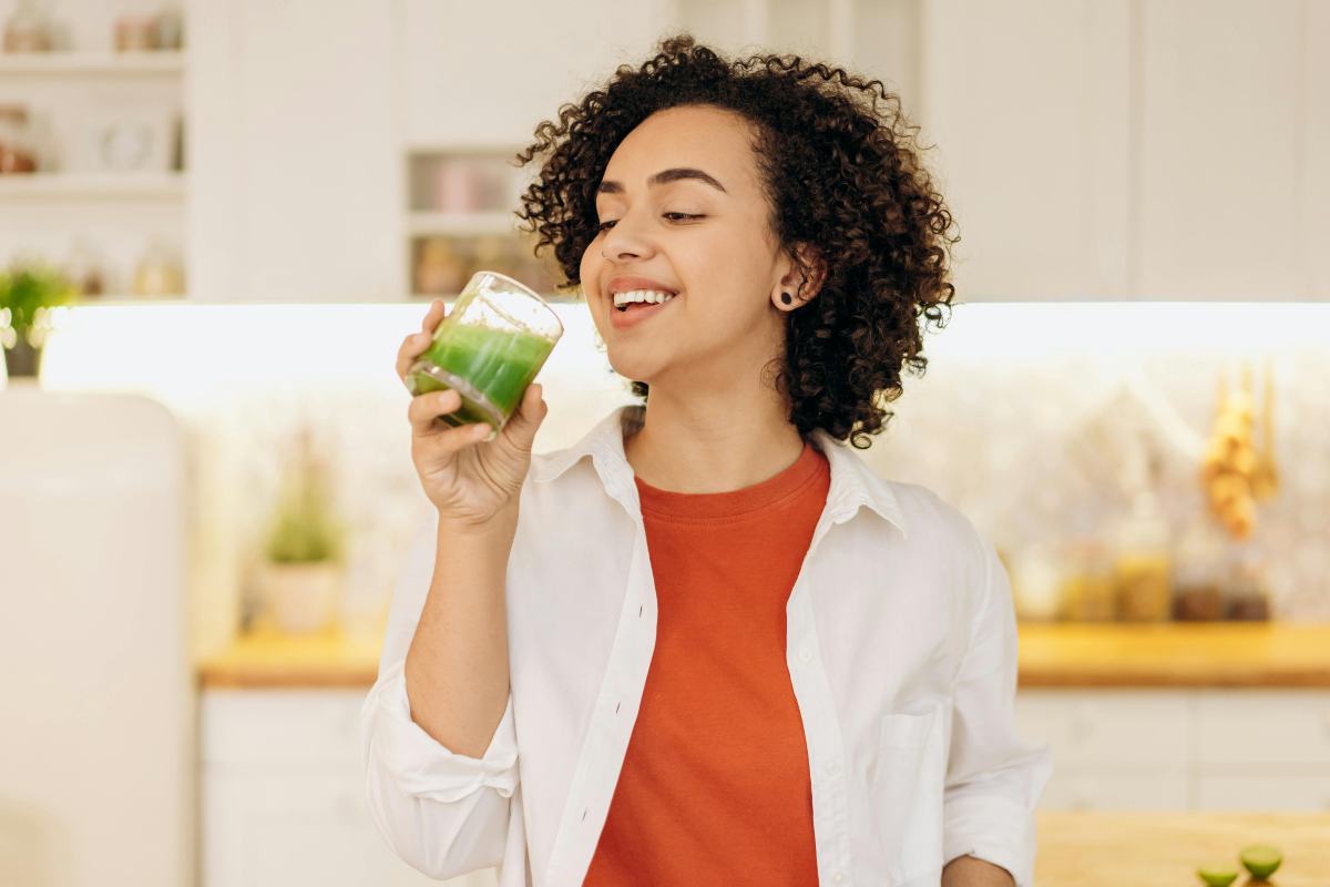 donna che beve liquido verde