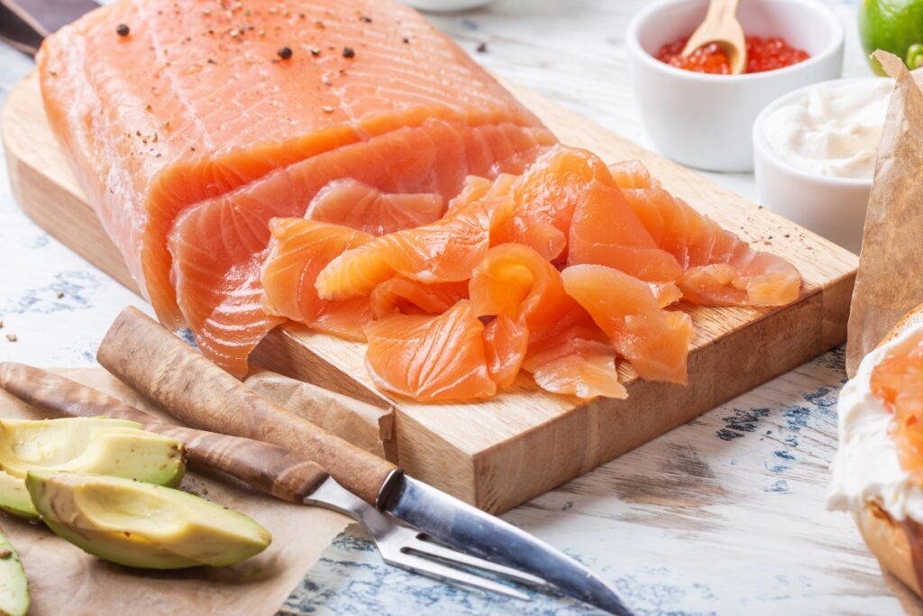 Il salmone affumicato apporta molti benefici alla nostra dieta