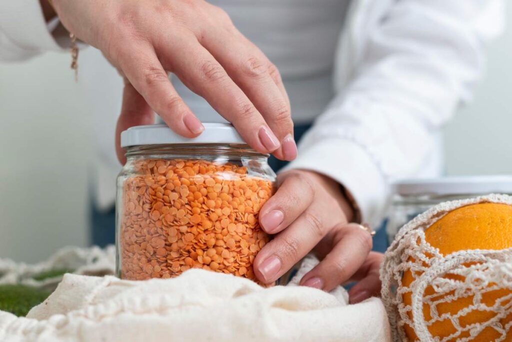 Utilizzate contenitori di vetro trasparente per conservare pasta, riso, legumi e cereali