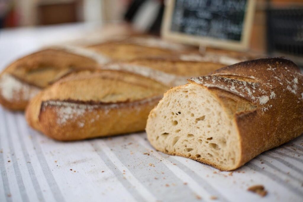 Sempre più spesso finiamo per acquistare il pane direttamente al supermercato invece di andare dal fornaio di fiducia.