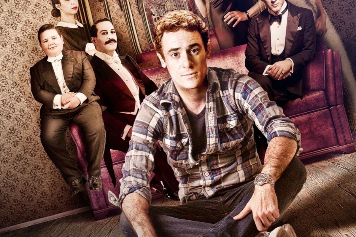 Elio Germano nei panni di Pietro è seduto in primo piano con una camicia a quadri e jeans, mentre sullo sfondo, disposti in modo prospettico, appaiono i fantasmi della compagnia teatrale in abiti eleganti d'epoca, su un set che ricrea la casa romana.