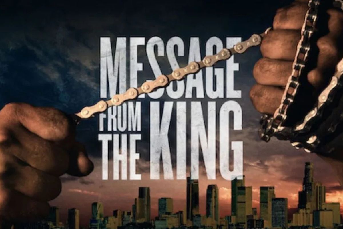 Poster con titolo "Message from the King", che presenta due mani che afferrano una catena di metallo, ambientato su uno sfondo di cielo scuro e uno skyline urbano.