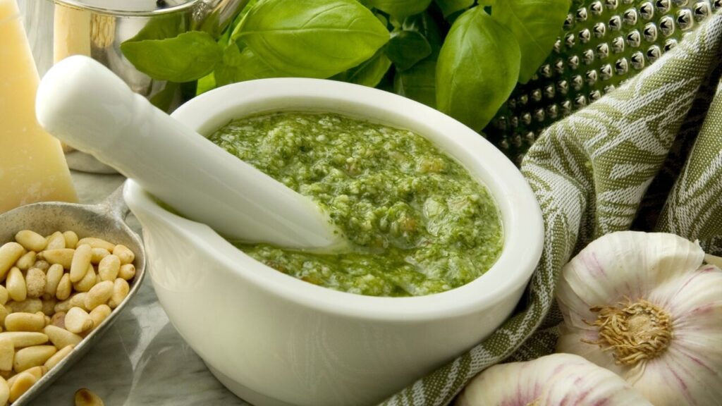 Il pesto alla genovese è il condimento perfetto per un piatto veloce ma nutrizionalmente completo. 