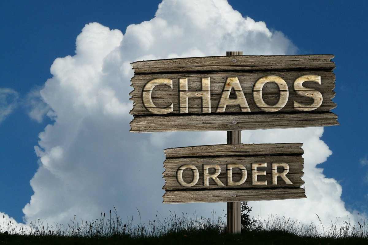 cartelli con scritte chaos order
