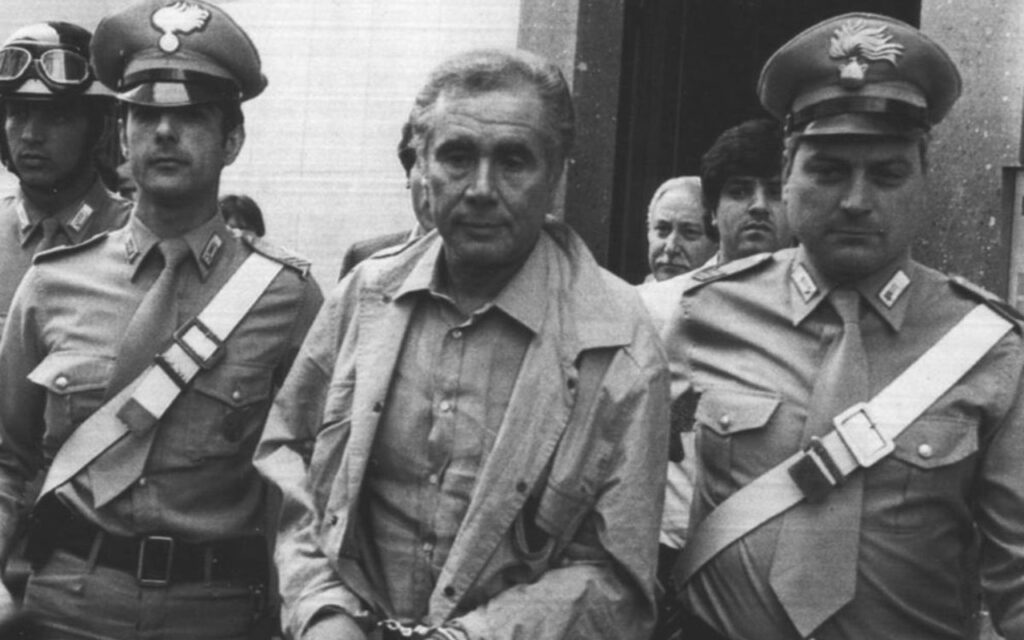 Portobello ricostruisce con una precisione quasi chirurgica il calvario di Enzo Tortora, arrestato ingiustamente nel 1983