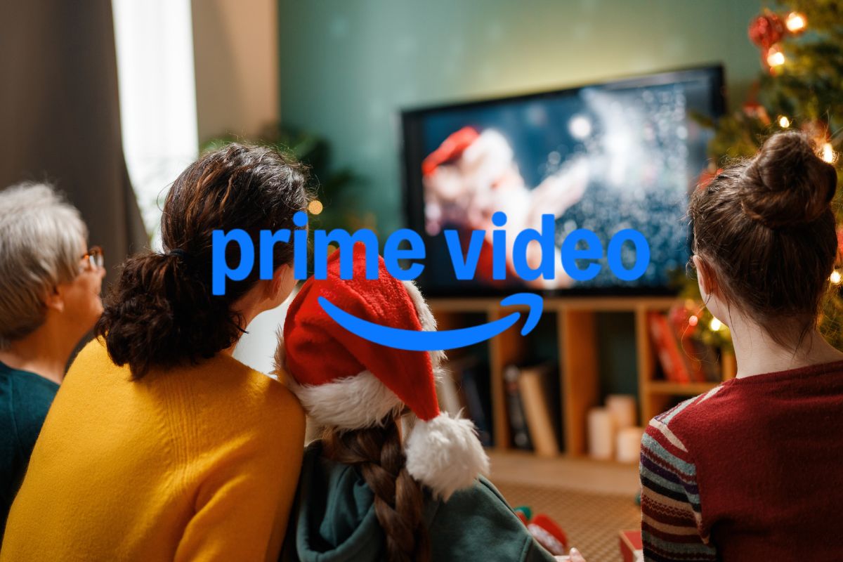 Logo Amazon Prime Video sovrapposto a una famiglia che guarda un film natalizio in TV.