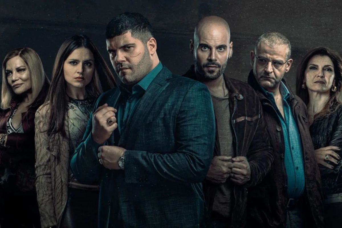 Gruppo di personaggi del crimine organizzato in posa frontale con atmosfera cupa, tipica dell'universo di Gomorra.