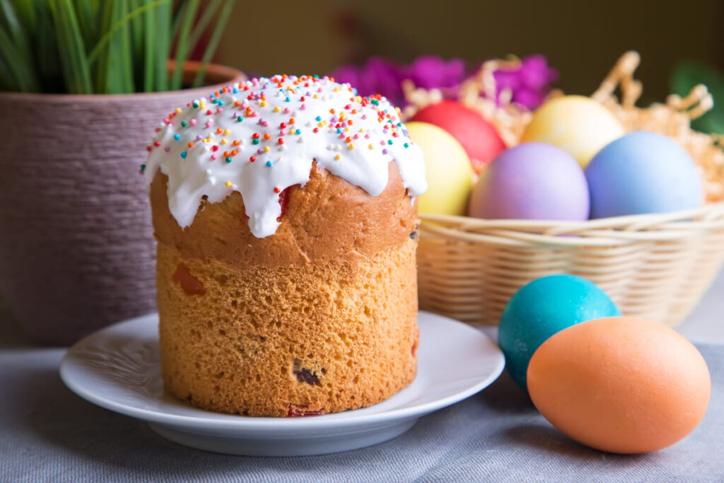 Il kulich è un lievitato alto e cilindrico, simile al panettone ma più compatto, decorato con una colata di glassa bianca e zuccherini tipico della Pasqua in Russia e in Ucraina