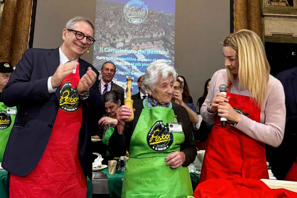 La vincitrice assoluta del campionato mondiale di pesto al mortaio, l'86enne Carla Pensa