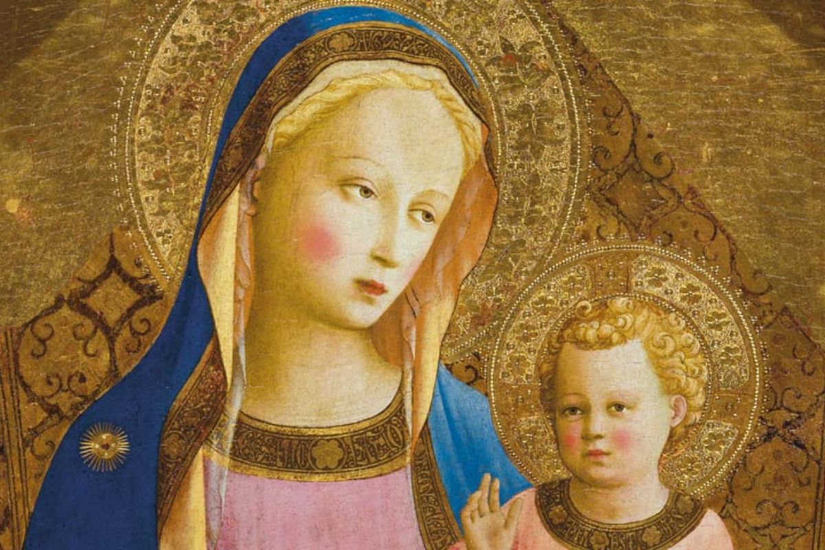 Dettaglio ravvicinato della Madonna con Bambino del Beato Angelico, con fondo oro, mantello blu e vesti rosa.
