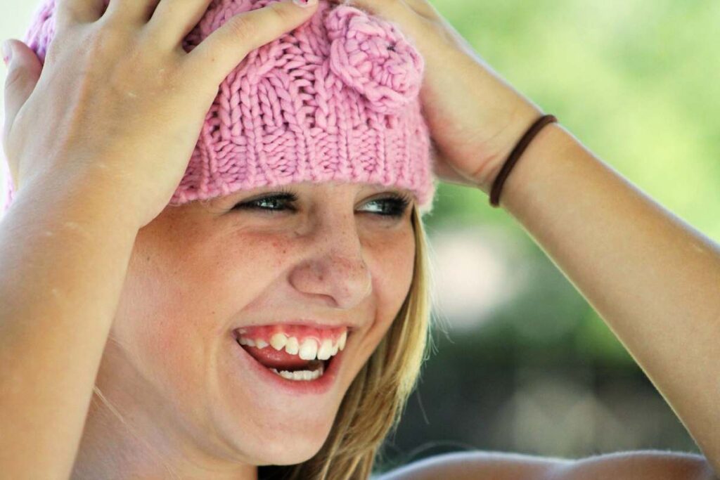 ragazzina con asciugamano in testa