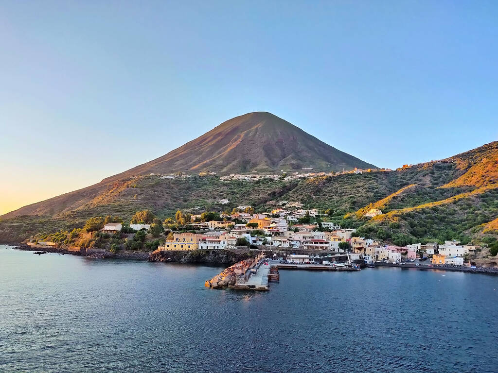 Salina è il giardino delle Eolie, che nel 2026 continua ad attirare visitatori per la sua autenticità