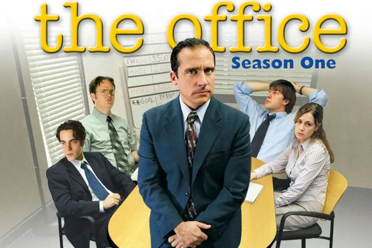 Locandina The Office Stagione Uno con Michael Scott in primo piano e dietro Dwight, Jim, Pam e Oscar seduti in ufficio.