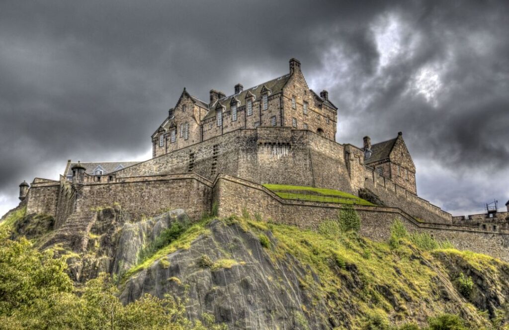 l castello di Edimburgo domina la capitale dall'alto di un vulcano spento e custodisce i gioielli della Corona scozzese 