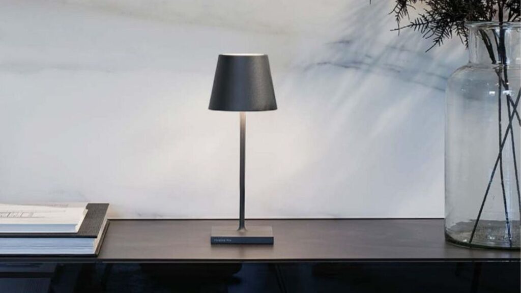 La Poldina, una delle lampade cordless più iconiche, ha un design pulito che si abbina a qualsiasi contesto, dal rustico al moderno