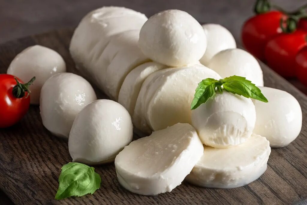 La mozzarella vaccina è il formaggio fresco più prodotto in Italia per volume