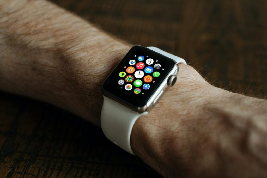 Prima degli smart ring, gli smartwatch si sono insinuati nelle nostre vite con grande comodità e pochissima eleganza